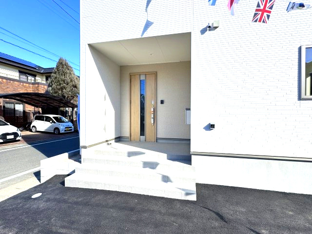 クレイドルガーデン前橋市粕川町新屋第２　3号棟の玄関|玄関ポーチも広々しています。