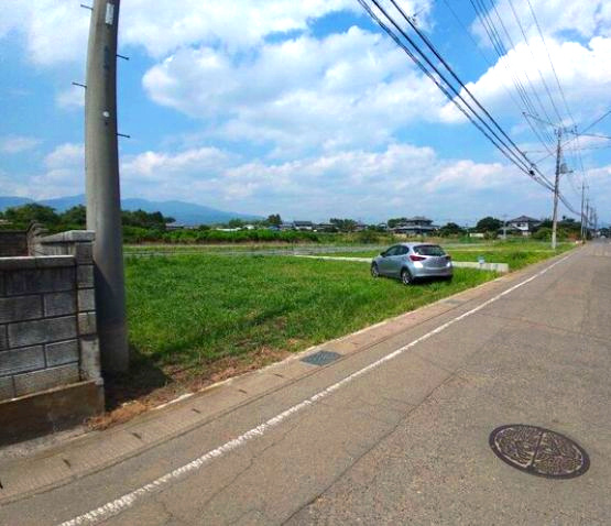 クレイドルガーデン前橋市粕川町新屋第２　3号棟の前面道路含む現地写真|南道路で開放的な立地です☆前面道路は広々5mです！車の出し入れもしやすいですよ！