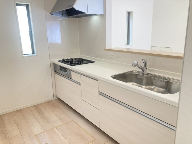 クレイドルガーデン前橋市粕川町新屋第２　3号棟のキッチン|人気のカウンターキッチン採用です☆
コンロも３口ご用意しています！調理スペースも広くストレスなくお料理できます。
浄水器つきなので美味しいお水も飲めますよ♪