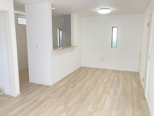 クレイドルガーデン前橋市粕川町新屋第２　3号棟の居間・リビング|16.2帖リビング♪人気の対面式キッチンを配した空間はお好みの家具も合わせやすいです。
家族がくつろぐ快適な空間造りをサポート。窓からは明るい陽光が差し込みます☆