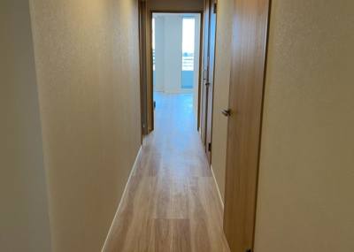 【ロビー】 | エステ・スクエア小田急相模原ステージⅠ | ラウンジは、マンションの共用スペースに椅子やテーブルなどを配置した利用者が寛げる空間です。屋内型ラウンジと屋外型ラウンジがあります。共用部分の管理状況と合わせて、詳細については現地でご確認ください。