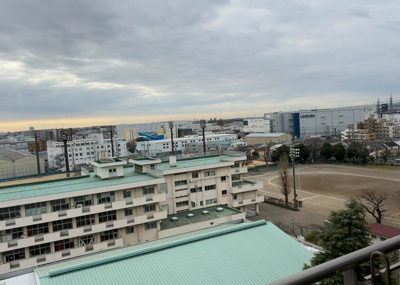 【設備】 | エステ・スクエア小田急相模原ステージⅠ | エントランス付近に設置されている集合ポストは、住んでいる部屋と離れているため、ポストをあさるなど誰かに何かされていても被害に気づきにくいです。入居する時には他人に特定されにくい番号で鍵をかけましょう！