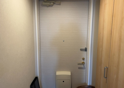 【ロビー】 | エステ・スクエア小田急相模原ステージⅠ | ロビーというと、エントランスと何がちがうの？と思いますよね。実はロビーとエントランスには明確な決まりはありません。物件によっては、エントランスを入って広がるある程度の広さのある空間がロビーとなります。