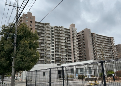 【外観】 | エステ・スクエア小田急相模原ステージⅠ | マンションの外観は非常に重要なポイントです！外観の善し悪しは資産価値に大きな影響を与えます。外観のいいマンションを購入することで、高値で売却がしやすく、買い手が見つかりやすいというメリットがあります。