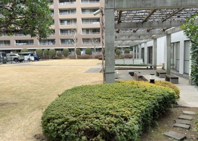 【外観】 | エステ・スクエア小田急相模原ステージⅠ | 道幅が広い場所は日当たりや風通が良好です。幅が広いのですれ違いも可能ですし大きな車でも駐車可能！一方で、大型車が通ることも多くなるため交通量の増加により騒音に繋がります。また土地の値段が高くなります。