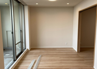 【外観】 | エステ・スクエア小田急相模原ステージⅠ | 外観はマンション管理がされているかの目安になります。築年数が古いと、壁面は劣化してひび割れが生じることも！建物が古びていても細かいところが修繕されていると、きちんと管理されているなぁと感じるでしょう。