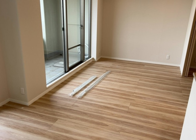 【バルコニー】 | エステ・スクエア小田急相模原ステージⅠ | 一般的なバルコニーは、奥行1.5ｍ程ですが、ワイルドバルコニーは2ｍまで広がっています。そのため洗濯物の間隔をあけ干すことができ、乾きやすいというメリットや、ガーデニングが楽しめる等の特徴があります。