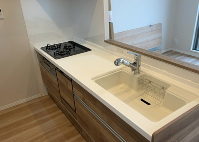 【展望】 | エステ・スクエア小田急相模原ステージⅠ | 眺望の良さを楽しめるダイニングキッチンで家族団らんの時間を過ごしてはいかがでしょうか。バルコニーから見える景色を家族で眺める時間は、時間が経つのを忘れてしまいそうですね。是非、現地を見に行きましょう！