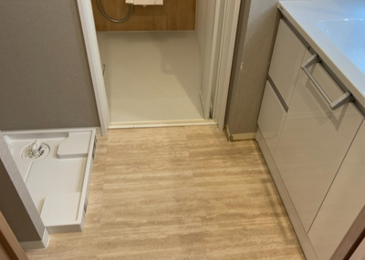 【駐車場】 | エステ・スクエア小田急相模原ステージⅠ | 車一台あたりに必要なスペースは、標準サイズの普通自動車で横幅2m50cm、長さ5mは必要になります。ただし、乗降のことも考慮して横幅3m30cm、長さ5m50cmほどは確保できるところを選びましょう。