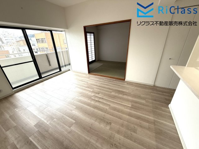 板宿パークホームズの居間・リビング|陽当りの良いリビングです