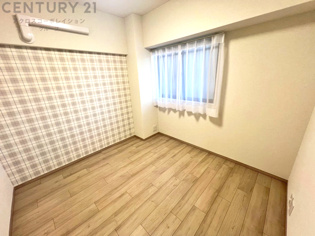 明るい色合いのフローリングとクロスを使用した洋室は家具やインテリアとも調和しやすく空間が広く感じられ開放感を生み出します。自然光を効果的に反射し、室内を明るく保つため、日中の照明使用を抑えられます。