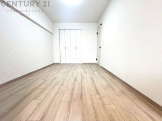 リラックスできるプライベート空間で、快適な睡眠をサポート。個人の好みに合わせたインテリアや寝具で心地良さを追求。プライベートな時間を過ごし、リフレッシュする場所におすすめです。