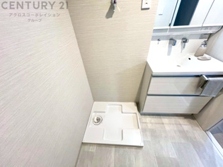 洗濯物の仕分け作業がしやすく、整理整頓が容易になります。洗濯音や湿気を他の部屋に持ち込まず、生活環境を快適に保ちます。上部を活用すれば収納スペースを確保でき洗剤や洗濯用品の整理もしやすくなります。