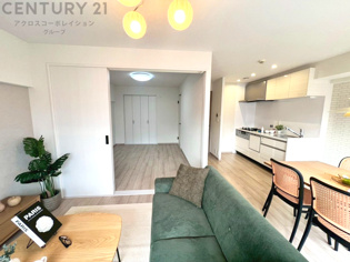 リビングダイニングは家族や友人とのコミュニケーションを楽しむ場所でくつろぎながら食事や会話を楽しめ、多目的に利用できリラックスできる空間です。家庭内の中心として機能し、快適な生活をサポートします。