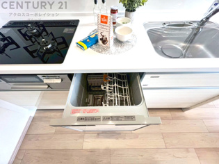 手洗いに比べて時間や労力を節約できることです。また、高温のお湯で洗浄されるため、雑菌や細菌を殺菌する効果もあります。さらに、乾燥機能があるため、手で拭く手間も省け衛生的に保管できます。