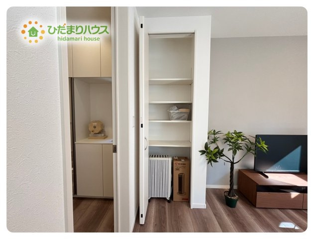 熊谷市末広　フェリディアガーデン　中古一戸建て　04の居間・リビング|リビングの一角にある収納は、お掃除道具や買い溜めしたい日用品を収納するのに便利です。								
