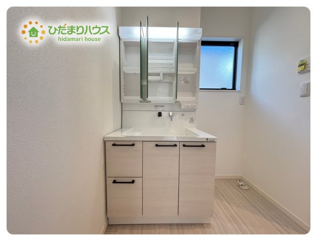 熊谷市末広　フェリディアガーデン　中古一戸建て　04の独立洗面台|シンプルな洗面台！
鏡の後ろは収納となっていて、スッキリと整理できます！