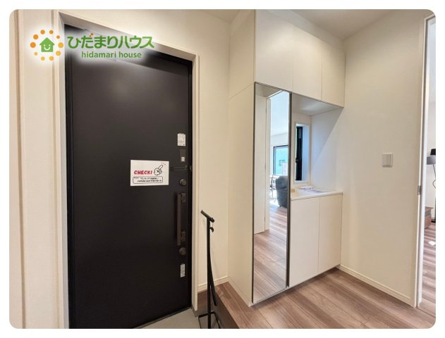 熊谷市末広　フェリディアガーデン　中古一戸建て　04の玄関|玄関には、お出かけ前に全身チェックできるミラー付き☆彡				
