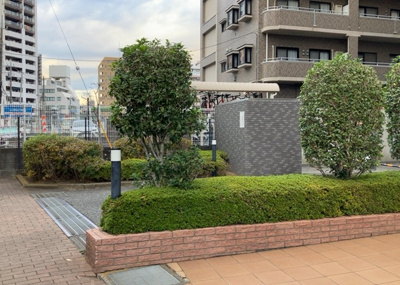 【庭】 | ライオンズガーデン町田駅南 | 物件によっては、入居者が個人的に使用できる専用庭がついているものもあります。また、住宅の中にある土間の部分を庭と呼ぶこともあります。庭の用途は住む人によって変わり、それによってデザインもさまざまです。