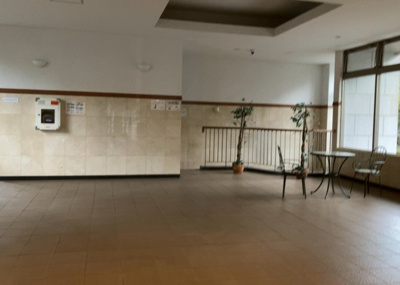 【ロビー】 | ライオンズガーデン町田駅南 | ラウンジは、マンションの共用スペースに椅子やテーブルなどを配置した利用者が寛げる空間です。屋内型ラウンジと屋外型ラウンジがあります。共用部分の管理状況と合わせて、詳細については現地でご確認ください。