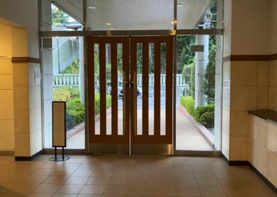 【ロビー】 | ライオンズガーデン町田駅南 | ロビーというと、エントランスと何がちがうの？と思いますよね。実はロビーとエントランスには明確な決まりはありません。物件によっては、エントランスを入って広がるある程度の広さのある空間がロビーとなります。