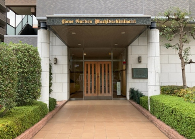 【玄関】 | ライオンズガーデン町田駅南 | 玄関は家の顔でもあり、家族以外の目にも止まる場所です。玄関は外との間を仕切る扉、靴などをしまっておく収納スペース、靴脱ぎのたたきスペース、来客とのやり取りをするドアホンなど複数のアイテムからなります。