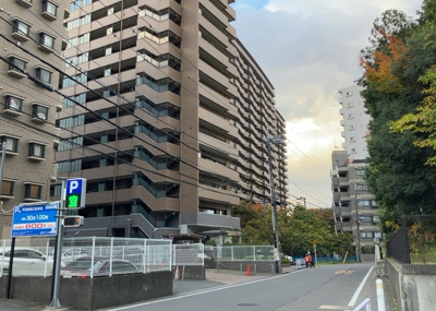 【外観】 | ライオンズガーデン町田駅南 | 外観はマンション管理がされているかの目安になります。築年数が古いと、壁面は劣化してひび割れが生じることも！建物が古びていても細かいところが修繕されていると、きちんと管理されているなぁと感じるでしょう。
