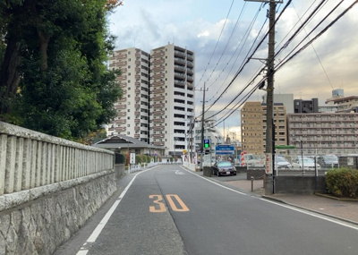 【展望】 | ライオンズガーデン町田駅南 | 眺望の良さを楽しめるダイニングキッチンで家族団らんの時間を過ごしてはいかがでしょうか。バルコニーから見える景色を家族で眺める時間は、時間が経つのを忘れてしまいそうですね。是非、現地を見に行きましょう！