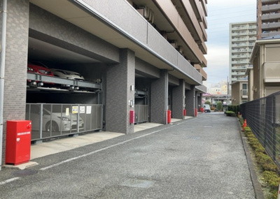【駐車場】 | ライオンズガーデン町田駅南 | 駐車場と明記されていても、最小スペースでつくられた駐車場だと大型車は駐車できなかったり、出入りしにくくなったりする可能性があります。お車のサイズと購入したい物件の駐車場のサイズを現地で確認しましょう。