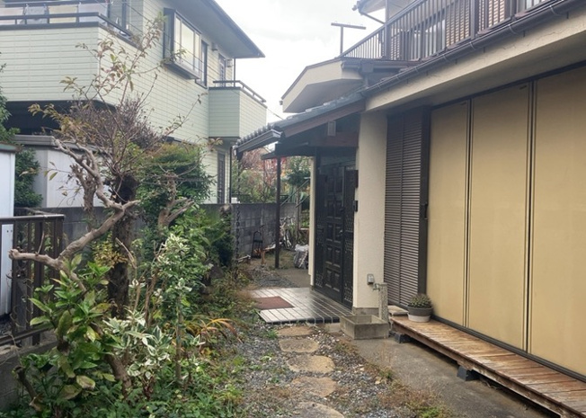 【外観】 | 現地に行くなら、物件の周囲の地形がどうなっているかを見ることも大切です。周辺より低くなっている土地では、大雨などで水が集まりやすいため、地盤が弱くなっているということも考えられるため、注意が必要です。