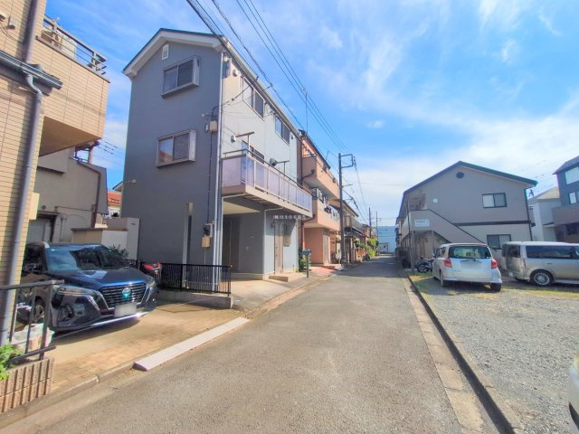 入間郡三芳町大字竹間沢の中古一戸建の前面道路含む現地写真