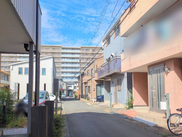 入間郡三芳町大字竹間沢の中古一戸建の前面道路含む現地写真