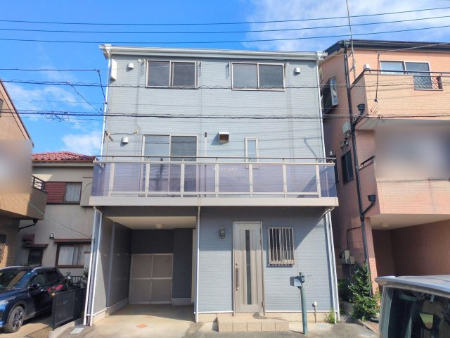 入間郡三芳町大字竹間沢の中古一戸建の外観|2025年10月撮影　
南西向きで陽当り良好なビルトイン車庫付き中古戸建。
安全で快適なオール電化住宅です。
資料請求やご見学などお気軽にお問い合わせください。