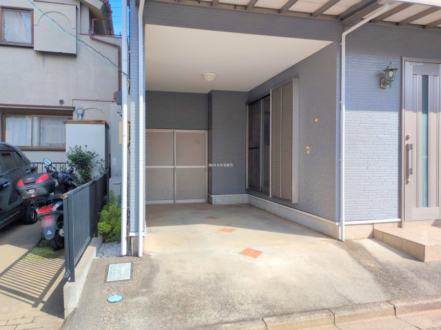 入間郡三芳町大字竹間沢の中古一戸建の駐車場|大切なお車もキレイに保てるビルトイン車庫付きです。
