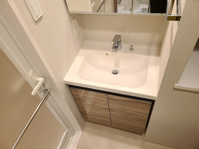 ＡＺＥＳＴ川口の独立洗面台|★３面鏡付き・独立洗面台★