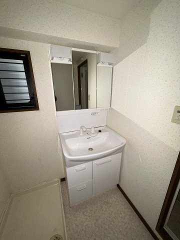 ルナポリスの独立洗面台|独立洗面台、小物を置くことができて便利です