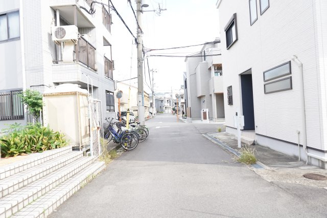 中古戸建　大東市三箇2丁目（平成30年築）の前面道路含む現地写真