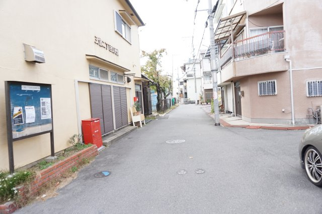 中古戸建　大東市三箇2丁目（平成30年築）の前面道路含む現地写真