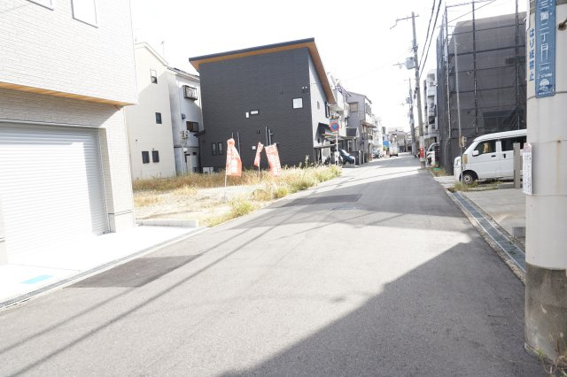 中古戸建　大東市三箇2丁目（平成30年築）の前面道路含む現地写真