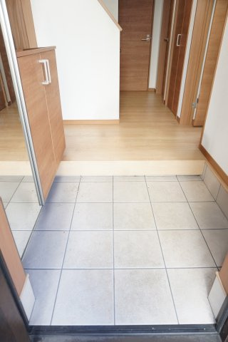 中古戸建　大東市三箇2丁目（平成30年築）の玄関