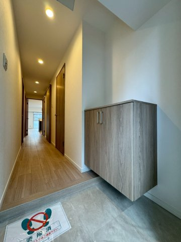 さんくれーる茨木C棟の玄関|シューズボックス付きで玄関もすっきりです。