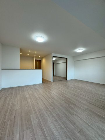 さんくれーる茨木C棟の居間・リビング|2025年11月リフォーム済み！
約15帖の広々リビング。広さがあり家具の設置がしやすい間取りです！