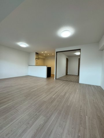 さんくれーる茨木C棟の居間・リビング|南西向きバルコニーに面して明るいリビングです！
隣接する洋室との間仕切り扉を開けてさらに開放的な空間にできます。