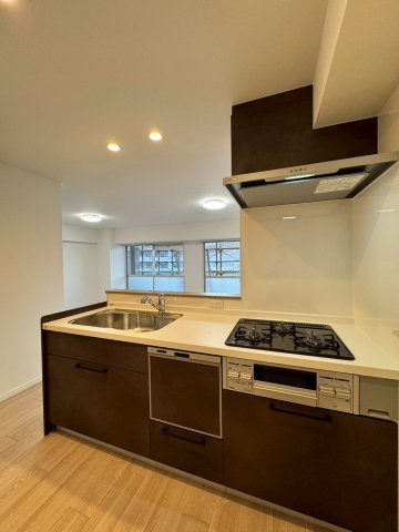 さんくれーる茨木C棟のキッチン|後片付けにうれしい食洗器付きシステムキッチン。
リビングを見渡せるので家族との会話も楽しめます。