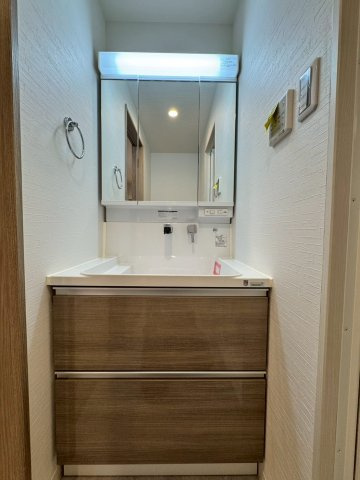 さんくれーる茨木C棟の独立洗面台|シンプルで使いやすい三面鏡を備えた洗面化粧台です。