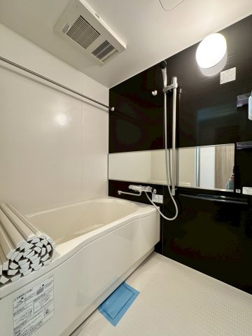 さんくれーる茨木C棟の浴室|冬や雨の日の洗濯に大活躍の浴室乾燥機付きです。
ワイドな鏡で広さを感じさせてくれます。