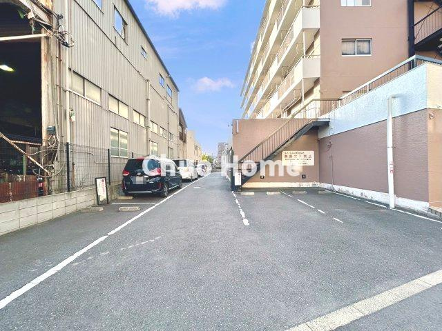 タウンハイツ亀有2号棟の駐車場|【敷地内駐車場】最新の空き状況や費用などの詳細は担当スタッフまでお問い合わせください。