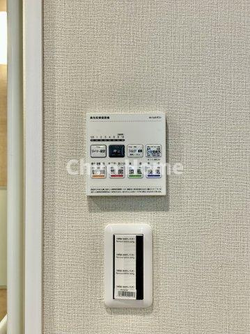 タウンハイツ亀有2号棟の冷暖房・空調設備|【浴室乾燥機】暖房・冷風・換気・乾燥が可能です。毎日を快適に過ごせるうれしい機能が揃っています。雨の日の洗濯物も安心です。