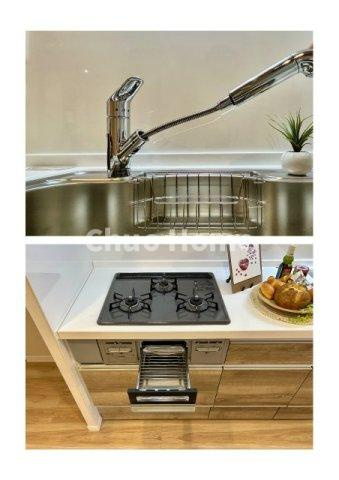 タウンハイツ亀有2号棟のキッチン|【キッチン水栓】キッチン水栓はシャワーヘッドが伸びますのでシンクの隅々まで届きます。【三ツ口コンロ】奥様に好評な三ツ口コンロと魚焼きグリルです。