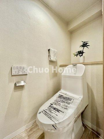 タウンハイツ亀有2号棟のトイレ|【トイレ】 収納スペースをしっかりと確保した温水洗浄便座機能付きトイレ。温水洗浄便座は清潔にお使いいただくための大切なアイテムです。